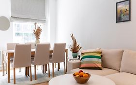 3 Bedroom Flat With Terrace In Central London